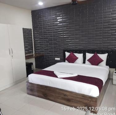 Hotel Vaishnavi Grand