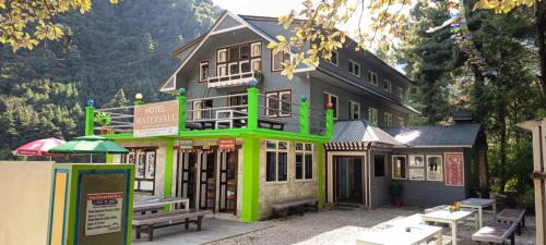 Hotel Waterfall Benkar in Phakding