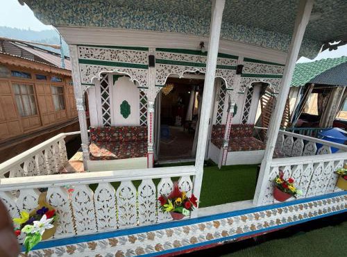 Houseboat New Retreet