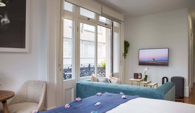 Intimate Studio Apartment with Balcony in Glebe in Glebe