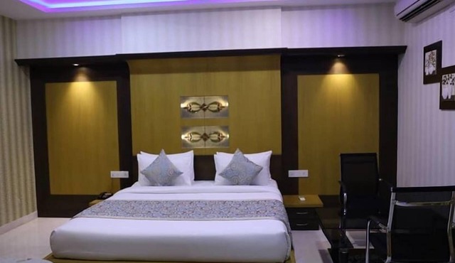 Iroomz Hotel SR Grand
