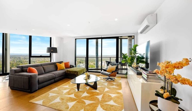 Ivanhoe Penthouse - Masterpiece w/parking + views in Ivanhoe