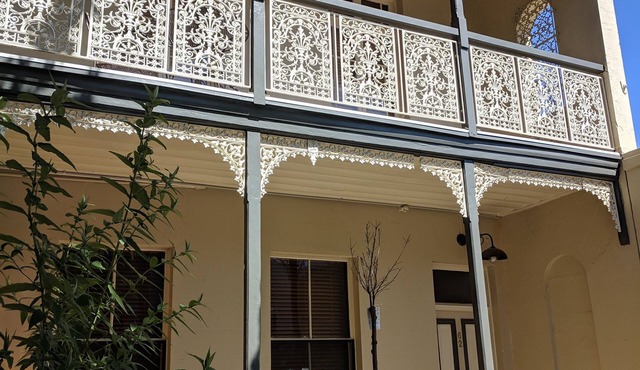 "La Dentella" French for Lace -Exquisite Luxury Terrace in Bathurst CBD in Bathurst