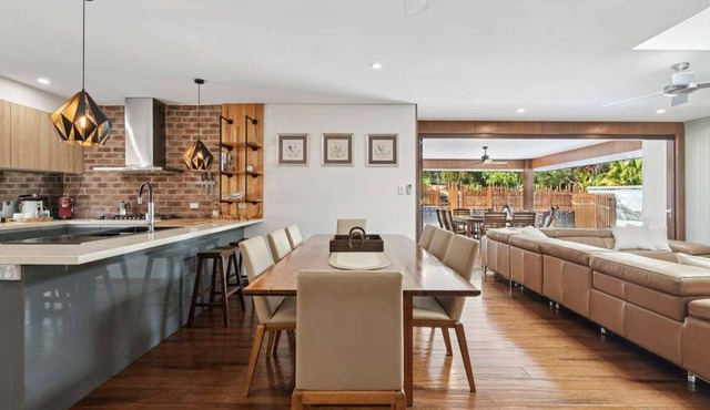 La Playa - Sleeps 10, Pet Friendly, Pool, Gym, Fire pit & room for the whole crew in Coffs Harbour