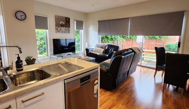 Lbarza Charming Central 2BR Townhouse in Shepparton