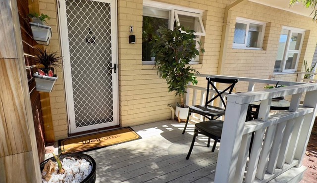 Light & bright 2 bedroom, 1 bathroom self contained apartment has all you need in ALBANY