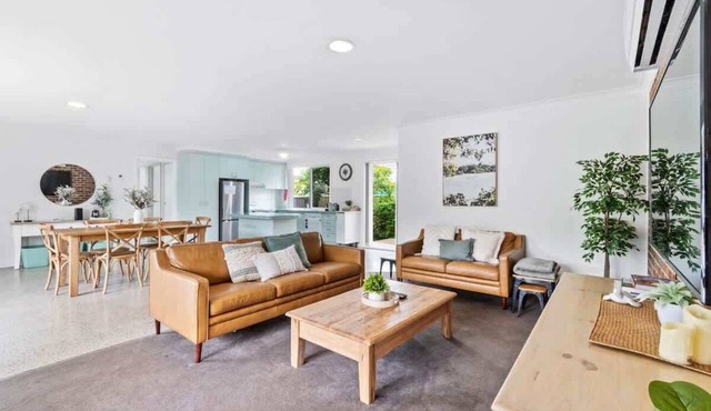 Light & Bright at Maloneys | Pet Friendly in Maloneys Beach