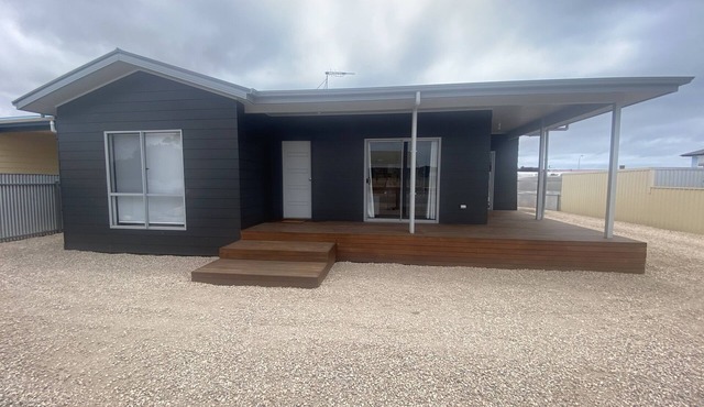 Lofty's Shack - Modern 3 bedroom, Free WiFi!, Off peak special! in Edithburgh