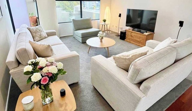 Luxe 2BR 2bath & Terrace + Parking. Metro at 200m in Crows Nest