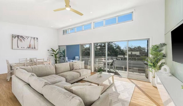 Luxe Coastal Escape. Walk to beach, cafe and shops. in Crescent Head