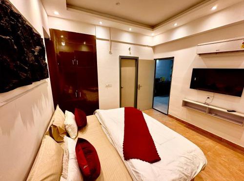 Luxurious-STAY-swimming pool
