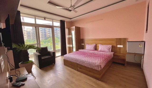 luxury room attach bath & balcony huda city metro in Gurugram