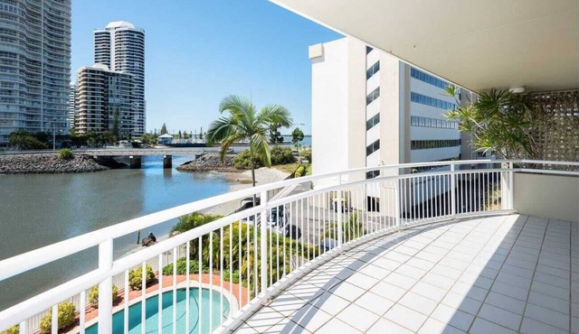 Marvelous 3-bedroom apartment in Biggera Waters on the water in Biggera Waters
