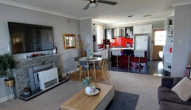 McGowen Accommodation Family & Pet Friendly just a short walk to the local pool in Broken Hill