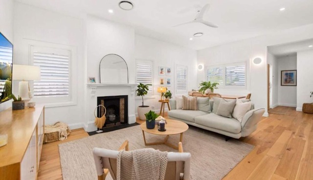 Merewether Beach House Retreat - A short stroll to Bar Beach in Merewether
