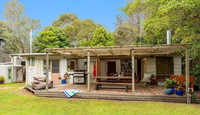 Merricks Surf Cottage, Unique opportunity...set in lush bush with Merricks Beach just 25m away. in Merricks Beach