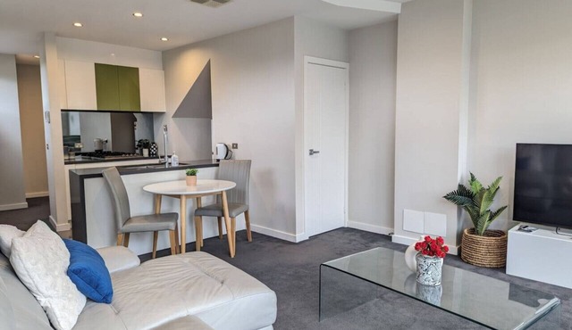Modern 1br split-level apartment in Curtin