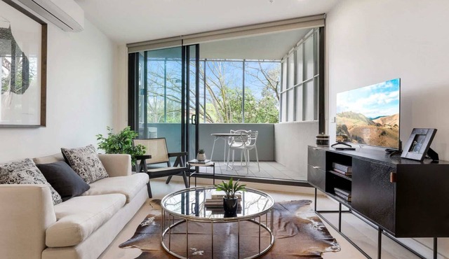 Modern 2-Bed Ivanhoe unit with Parking in Ivanhoe
