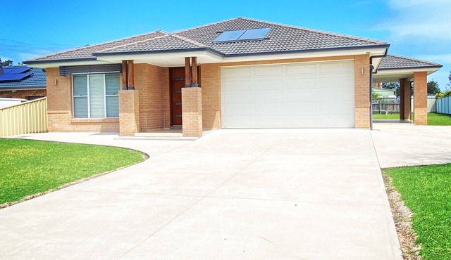 Modern Beach House Maloneys Beach (near Batemans Bay) - 2 min walk to beach! in Maloneys Beach