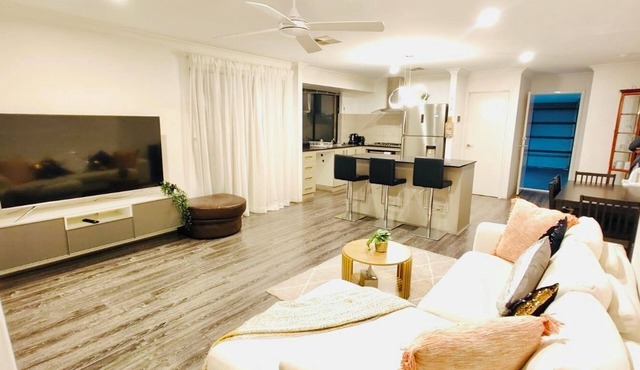 Modern Family Retreat– Close to Swan Valley Wineries & Perth Attractions in Brabham