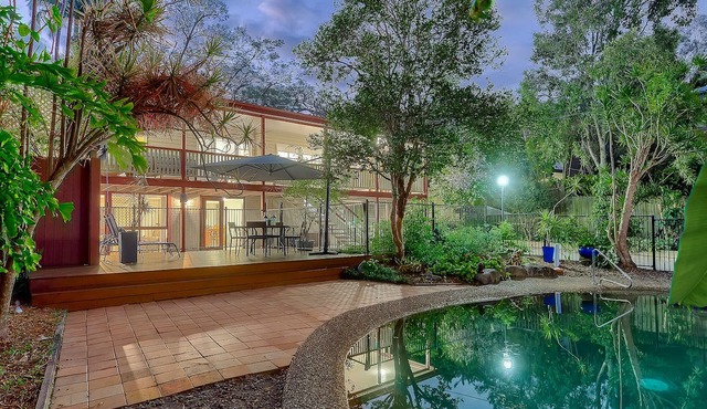 Modern Queenslander- sauna, spa and pool in the heart of Brisbane next to forest in Bardon