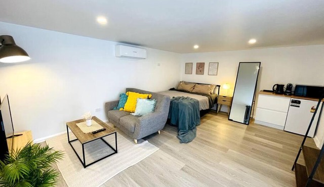 Modern Studio with Mountain View and Near Airport & CBD in Warrane