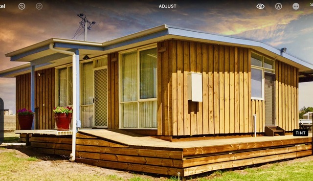 Mooree cottage is a perfect weekend retreat . Close to the township of Harrow in Chetwynd