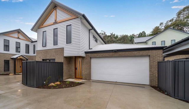 New central three bed townhouse in Beechworth