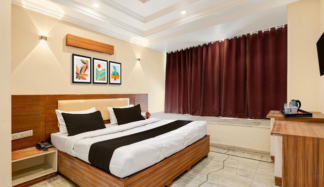 OYO 29398 Hotel Pax Inn