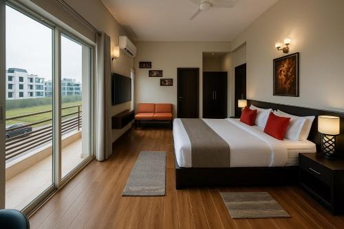 Pearl Grand Boutique Cottage in Omaxe Anandam Vrindavan - #premium AC rooms with balcony #big parking #lift #garden #peaceful area #near prem mandir #property of the year #most awarded in Vrindāvan