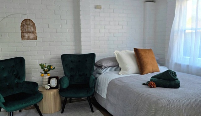 Private One-Bedroom Studio with Ensuite & Kitchenette – Near Hospital in Bathurst