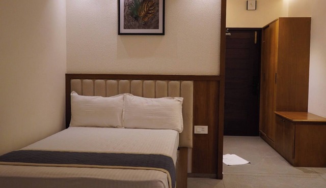 Ritz Avenue luxuary Hotel: 5 -Starsuites, Downtown Oasis w/Pool