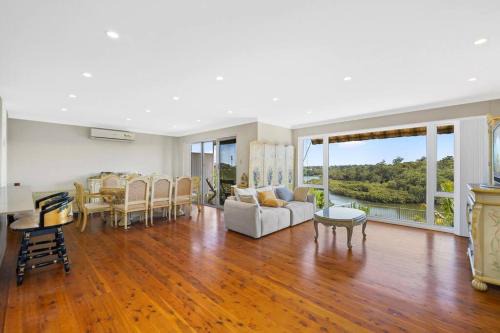 River View Oasis: Spacious 3-Bed House with Pool in Sydney