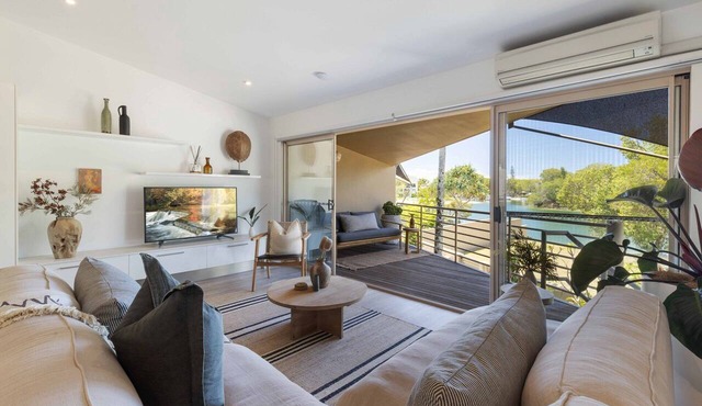 Riverfront Luxury - Poolside, Near Hastings in Noosa
