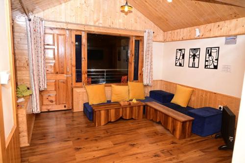 Romantic loft with mountain view in manali