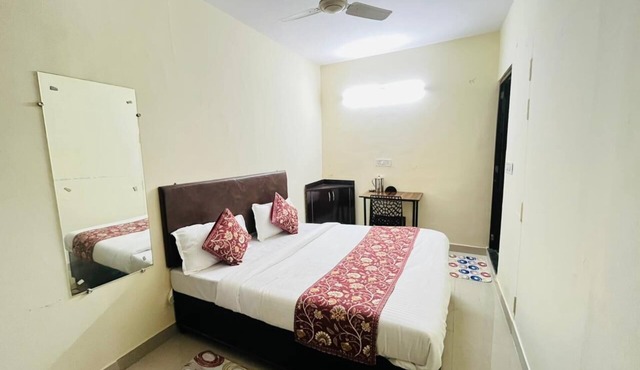 Roomshala Hotel Crown