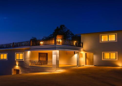 Royal Hilltop Villa 5BHK with Valley Views Panchgani
