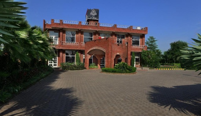 Royale Resorts