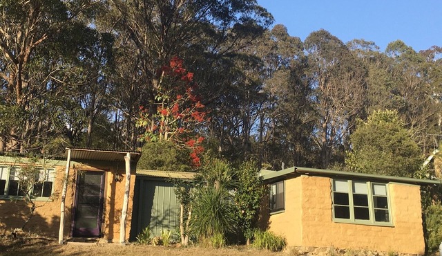 Rustic mudbrick cottage in a quiet bush setting, near Tathra. 2 beds, sleeps 4. in Tanja