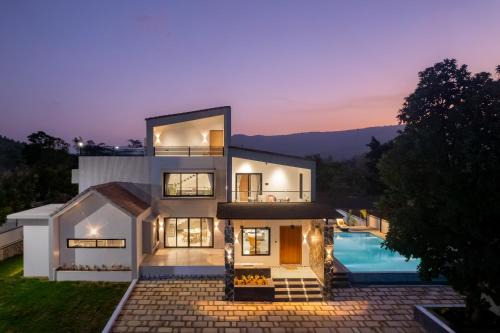 Saffronstays Crimson Crest