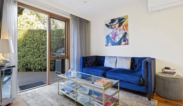 Samanda's- 4pm check out Sundays|Modern|Cosy|Private|Bush Walks in Macarthur