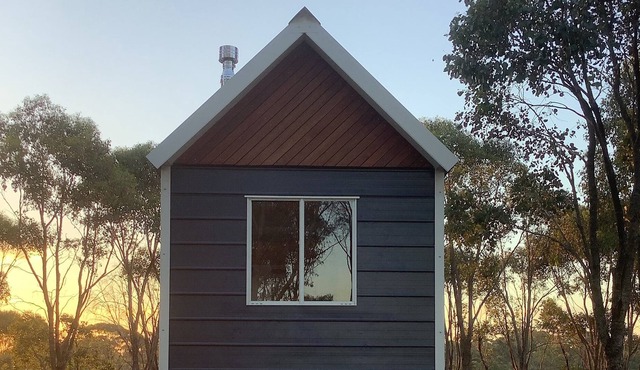 Secluded Bushland Tiny Home with outdoor Hot Tub and Hamper in Eppalock