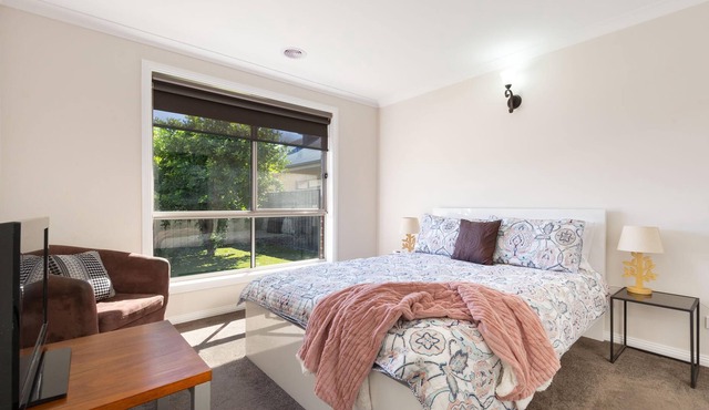 Seclusion on Bellevue- heaps of parking, wifi and private townhouse - Three bedroom private and quiet townhouse with a queen, double and two singles in North Albury