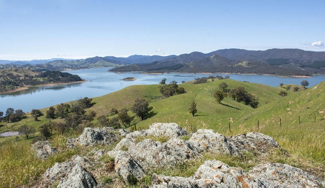 Self Contained Bonnie Doon Accommodation Farmstay on Lake Eildon near Mansfield in Maindample