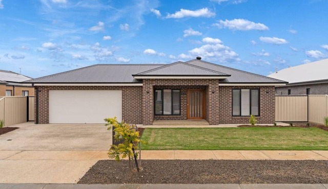 SHEPPARTON-Luxury 4 Bed Home- Popular Villa-Kialla in Kialla