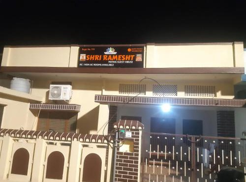 Shri Ramesht paying Guest House