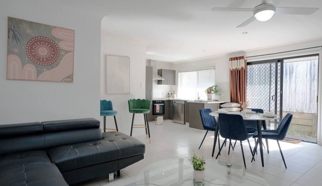 Simple & Comfortable 2 bedrooms in Calamvale