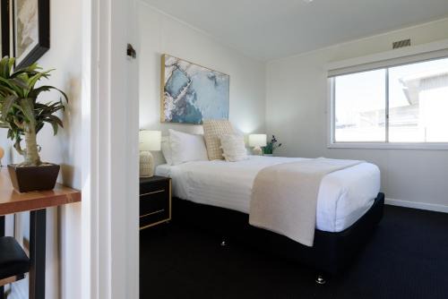 Simple & Comfortable Coastal Retreat in George Town