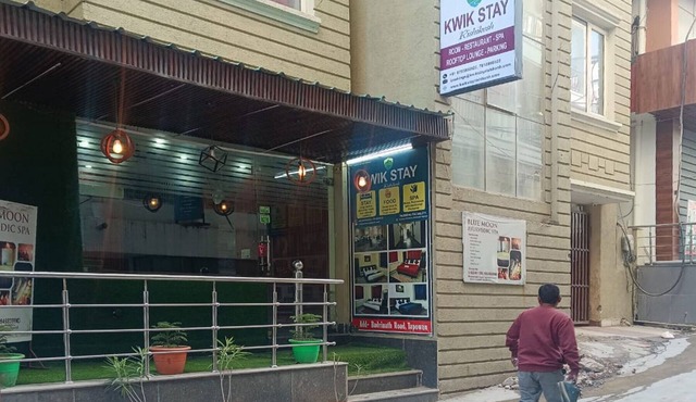 Situated in the vibrant yet peaceful area of Tapovan.