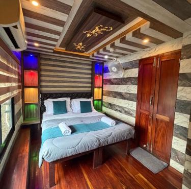 Skylark houseboats